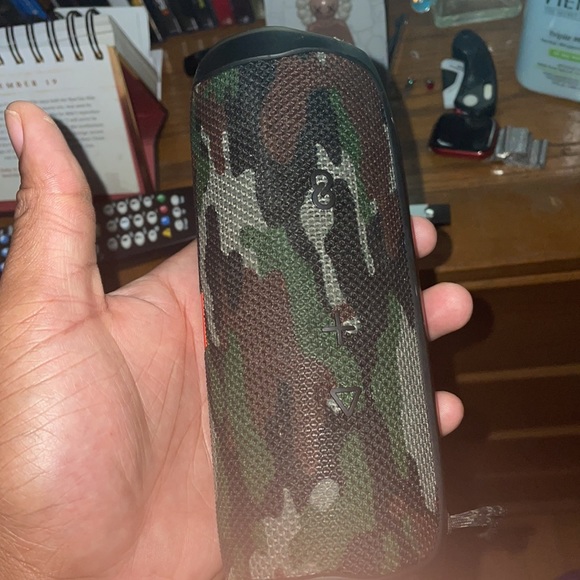 JBL Flip 5 Speaker - Picture 2 of 3